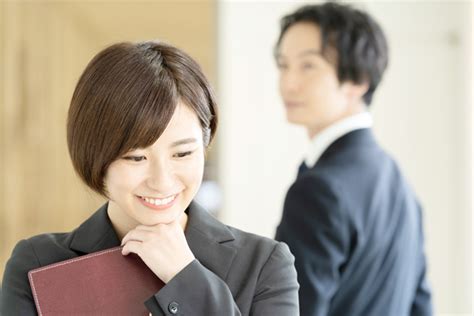 すれ違い ざま 見 て くる 女性|すれ違いざまに見てくる女性の心理は？考えられる女性の心境10 .